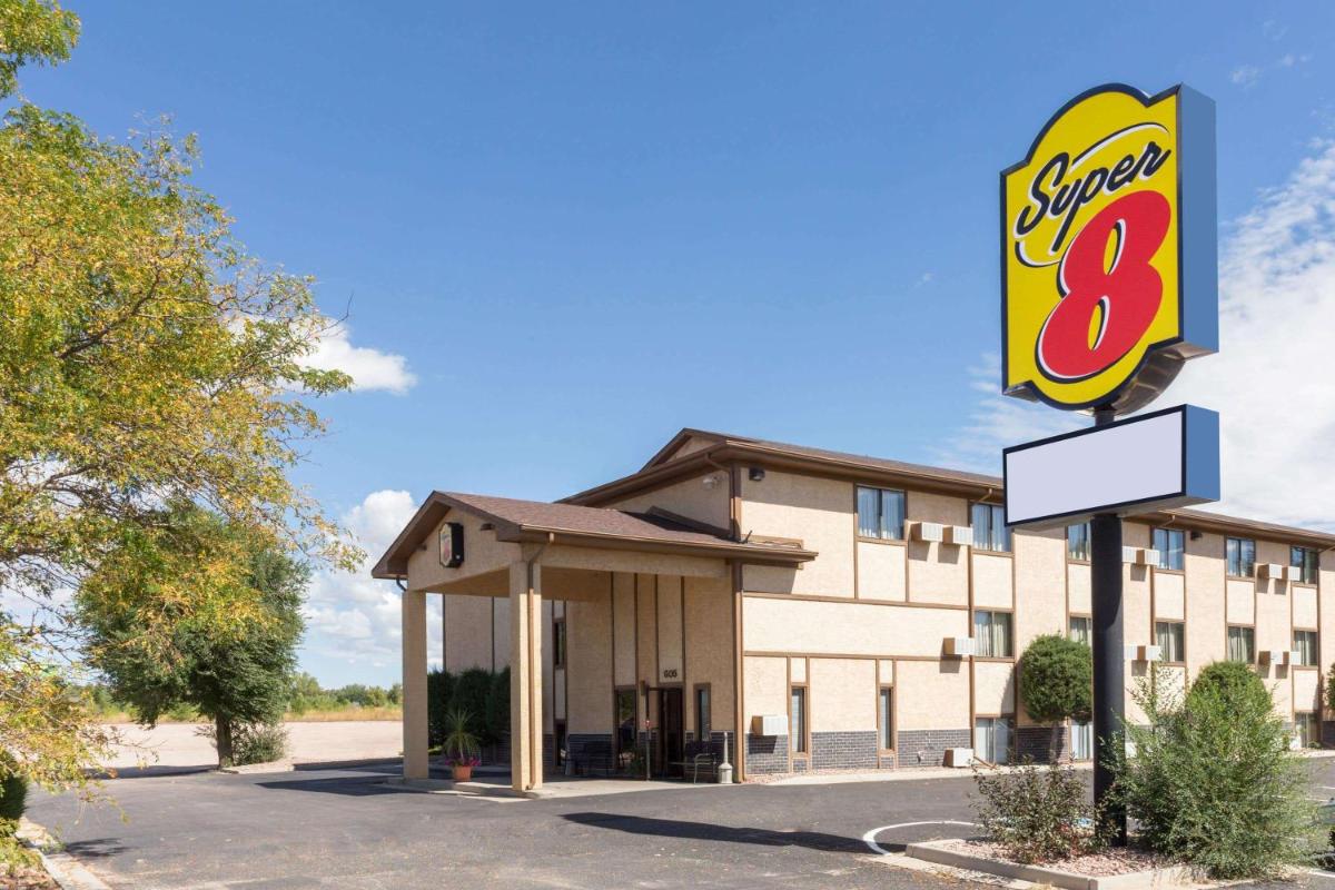 Super 8 by Wyndham Cos/Hwy. 24 E/PAFB Area - image 2
