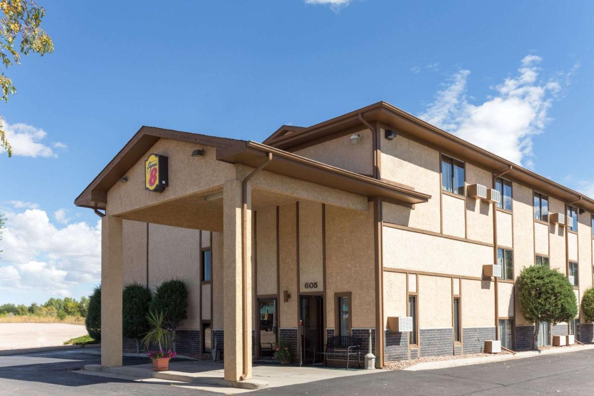Super 8 by Wyndham Cos/Hwy. 24 E/PAFB Area - image 3