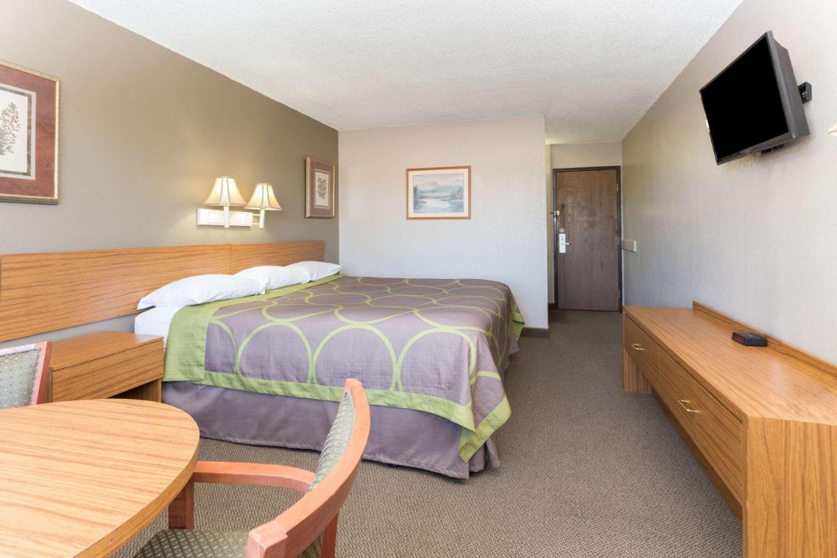 Super 8 by Wyndham Cos/Hwy. 24 E/PAFB Area - image 5