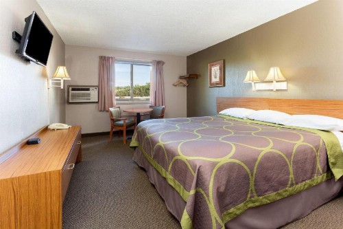 Super 8 by Wyndham Cos/Hwy. 24 E/PAFB Area - image 6