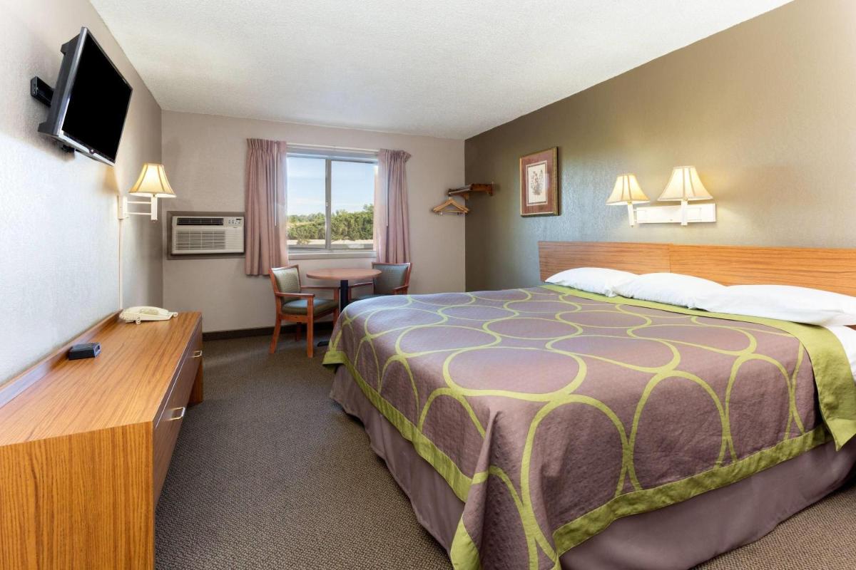Super 8 by Wyndham Cos/Hwy. 24 E/PAFB Area - image 6
