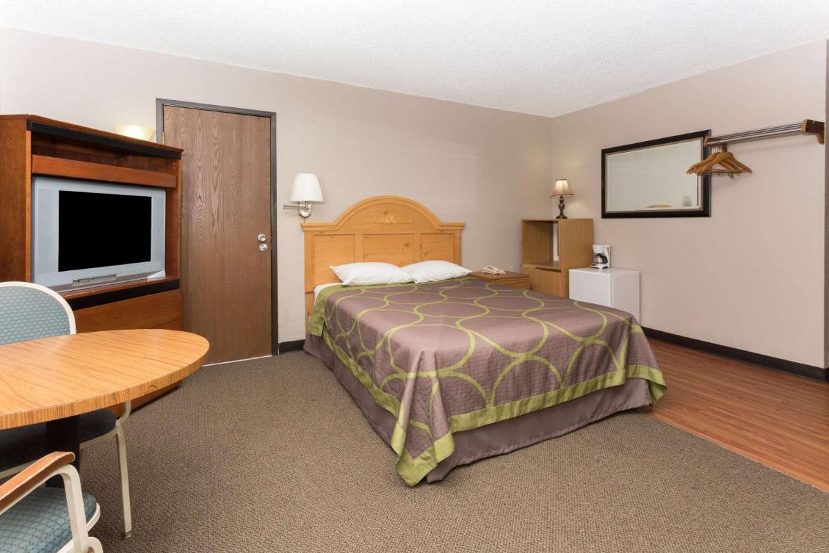 Super 8 by Wyndham Cos/Hwy. 24 E/PAFB Area - image 7