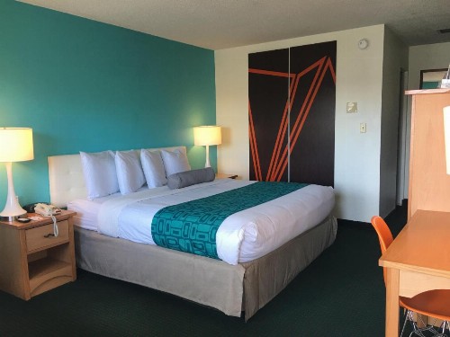 Howard Johnson by Wyndham Colorado Springs - image 12