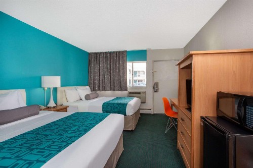 Howard Johnson by Wyndham Colorado Springs - image 17