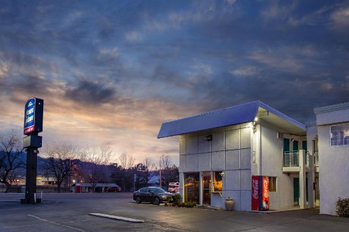 Howard Johnson by Wyndham Colorado Springs - image 2