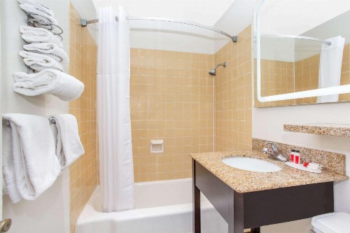 Howard Johnson by Wyndham Colorado Springs - image 20