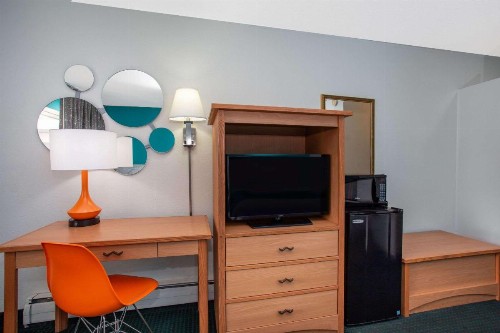 Howard Johnson by Wyndham Colorado Springs - image 23