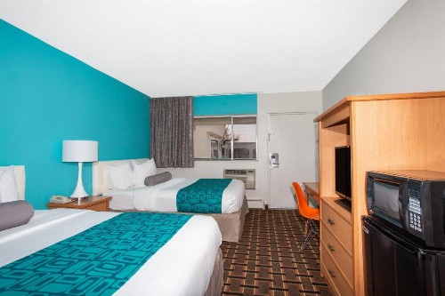 Howard Johnson by Wyndham Colorado Springs - image 4