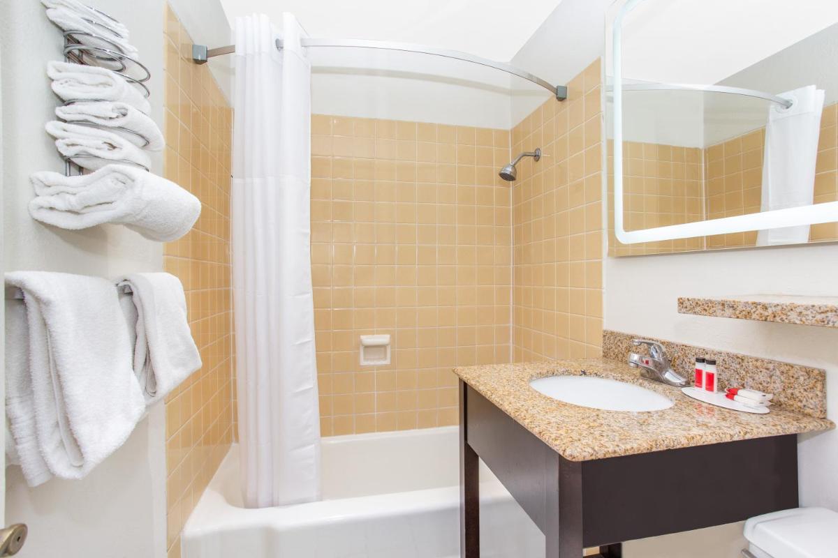 Howard Johnson by Wyndham Colorado Springs - image 6