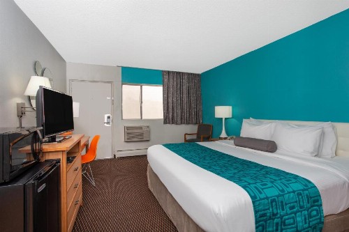 Howard Johnson by Wyndham Colorado Springs - image 7