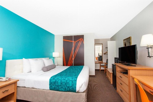 Howard Johnson by Wyndham Colorado Springs - image 8