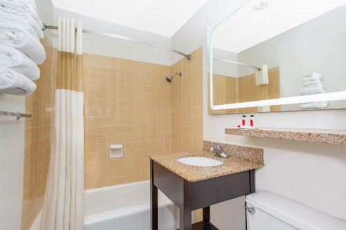 Howard Johnson by Wyndham Colorado Springs - image 9