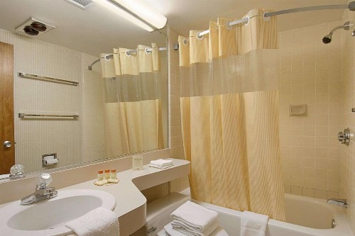 Days Inn by Wyndham Colorado Springs/Garden of the Gods - image 3