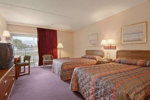 Days Inn by Wyndham Colorado Springs/Garden of the Gods - image 4