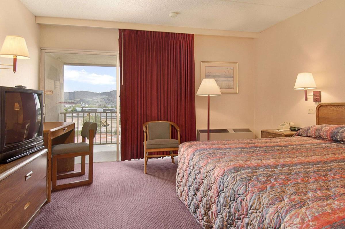 Days Inn by Wyndham Colorado Springs/Garden of the Gods - image 5