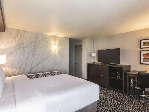 La Quinta by Wyndham Colorado Springs North - image 4