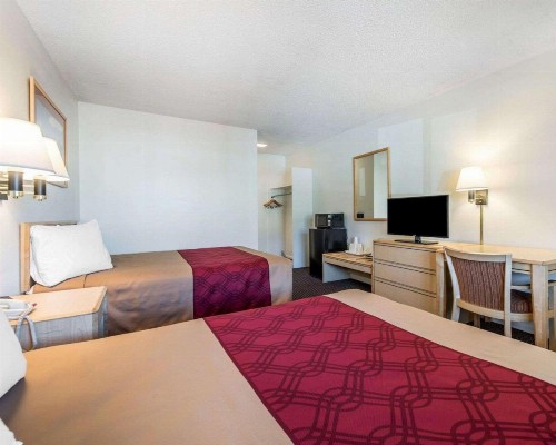 Econo Lodge Downtown Colorado Springs - image 17