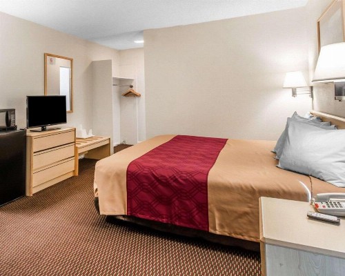 Econo Lodge Downtown Colorado Springs - image 25