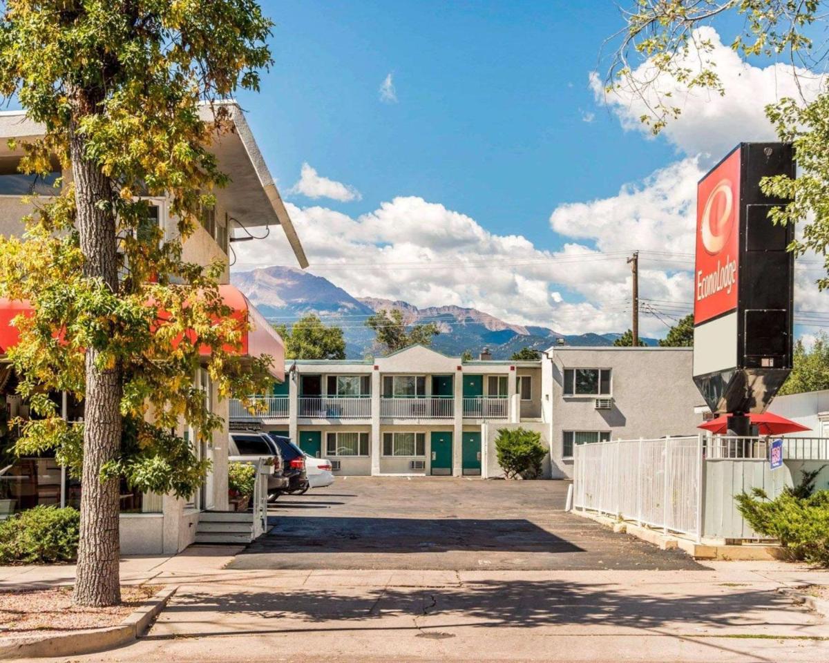Econo Lodge Downtown Colorado Springs - image 6