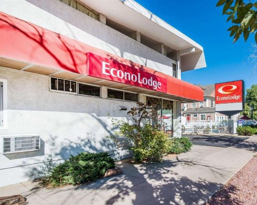 Econo Lodge Downtown Colorado Springs - image 9