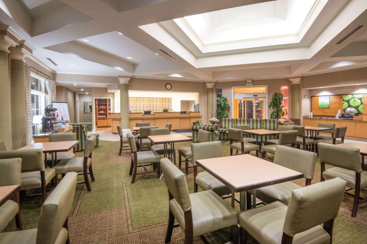 La Quinta by Wyndham Colorado Springs South AP - image 2
