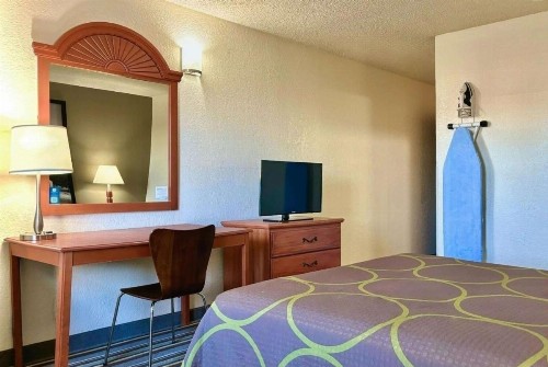 Super 8 by Wyndham Colorado Springs/Afa Area - image 14