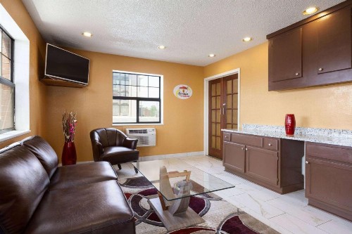 Super 8 by Wyndham Colorado Springs/Afa Area - image 15