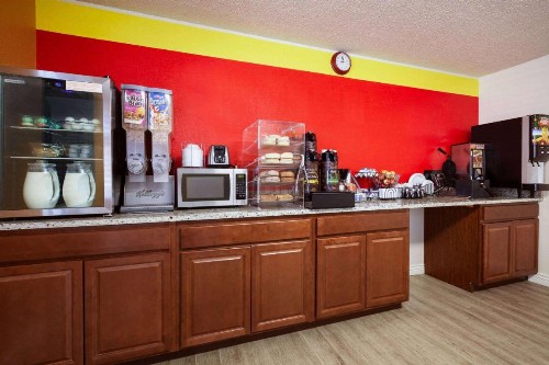 Super 8 by Wyndham Colorado Springs/Afa Area - image 2