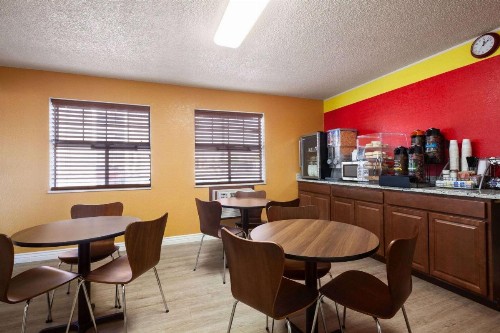 Super 8 by Wyndham Colorado Springs/Afa Area - image 4
