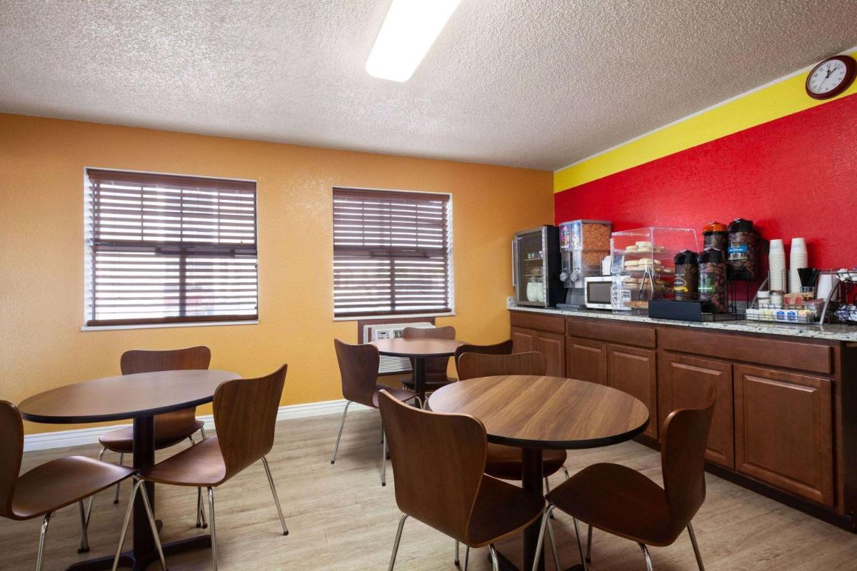 Super 8 by Wyndham Colorado Springs/Afa Area - image 4
