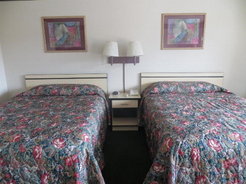 TravelStar Inn & Suites - image 11