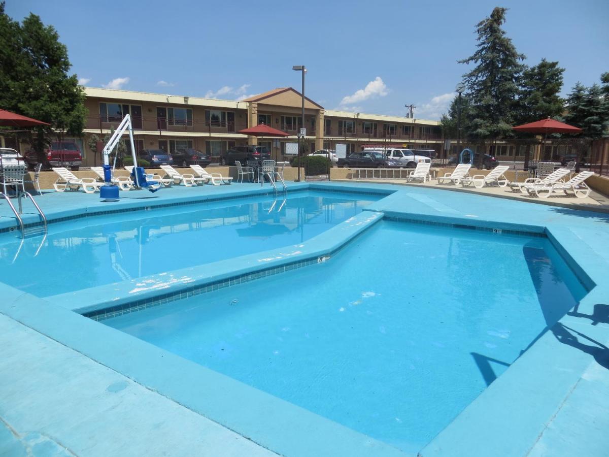 TravelStar Inn & Suites - image 2
