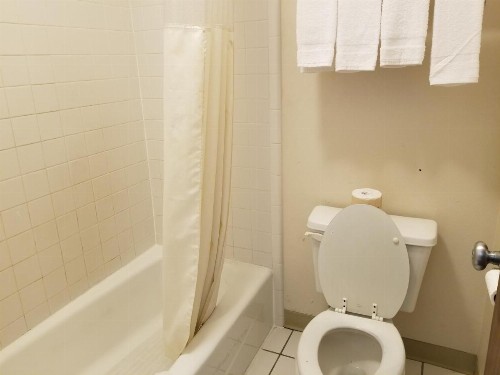 TravelStar Inn & Suites - image 4