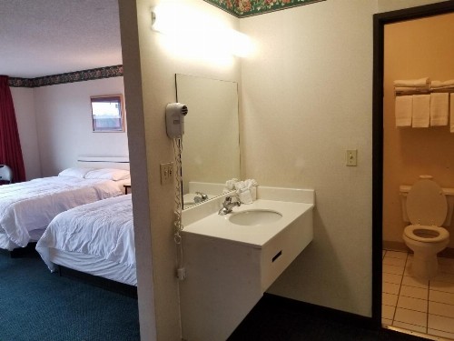 TravelStar Inn & Suites - image 6