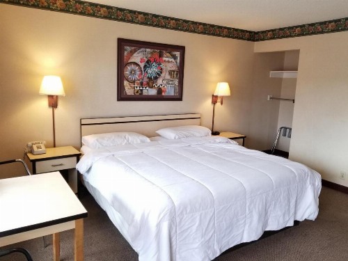 TravelStar Inn & Suites - image 7