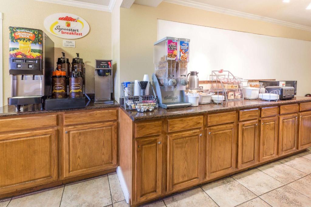 Super 8 by Wyndham Colorado Springs/Chestnut Street - main image