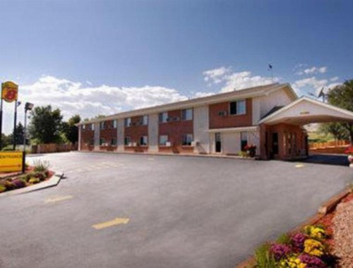 Super 8 by Wyndham Colorado Springs/Chestnut Street - image 11