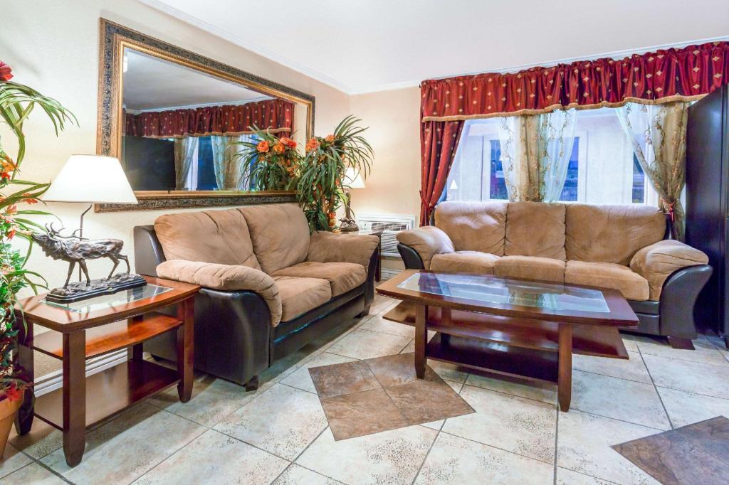 Super 8 by Wyndham Colorado Springs/Chestnut Street - image 2