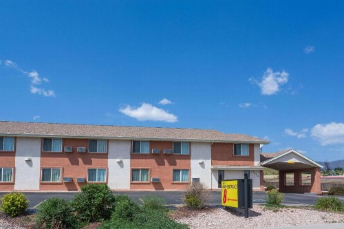 Super 8 by Wyndham Colorado Springs/Chestnut Street - image 4