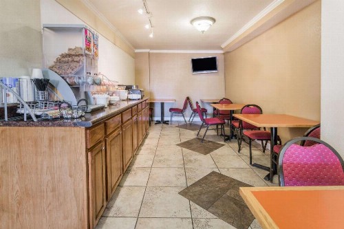 Super 8 by Wyndham Colorado Springs/Chestnut Street - image 5