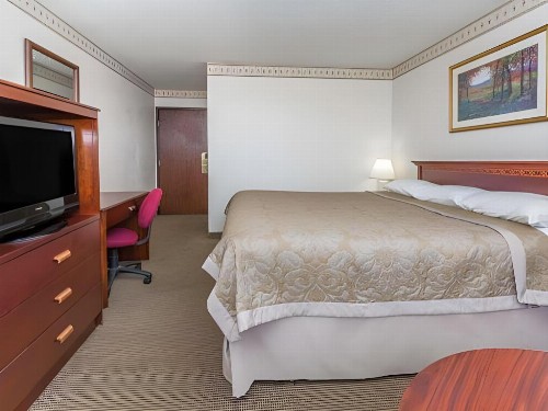 Super 8 by Wyndham Colorado Springs/Chestnut Street - image 9