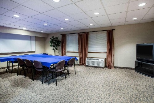 Travelodge by Wyndham Colorado Springs Airport/Peterson AFB - image 10