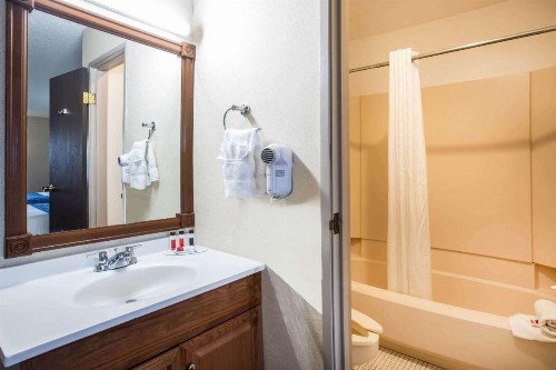Travelodge by Wyndham Colorado Springs Airport/Peterson AFB - image 11