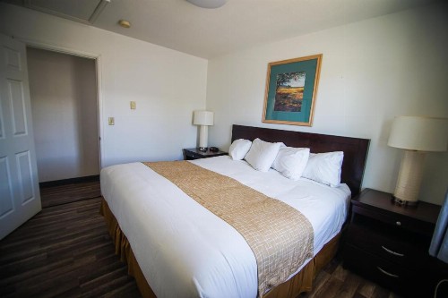 Travelodge by Wyndham Colorado Springs Airport/Peterson AFB - image 12