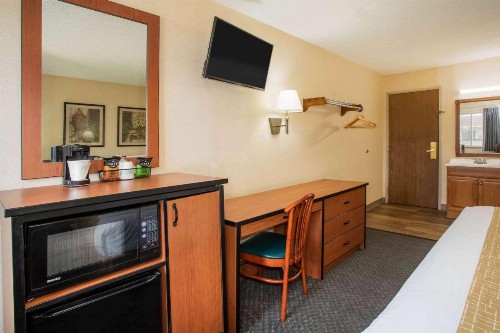 Travelodge by Wyndham Colorado Springs Airport/Peterson AFB - image 17