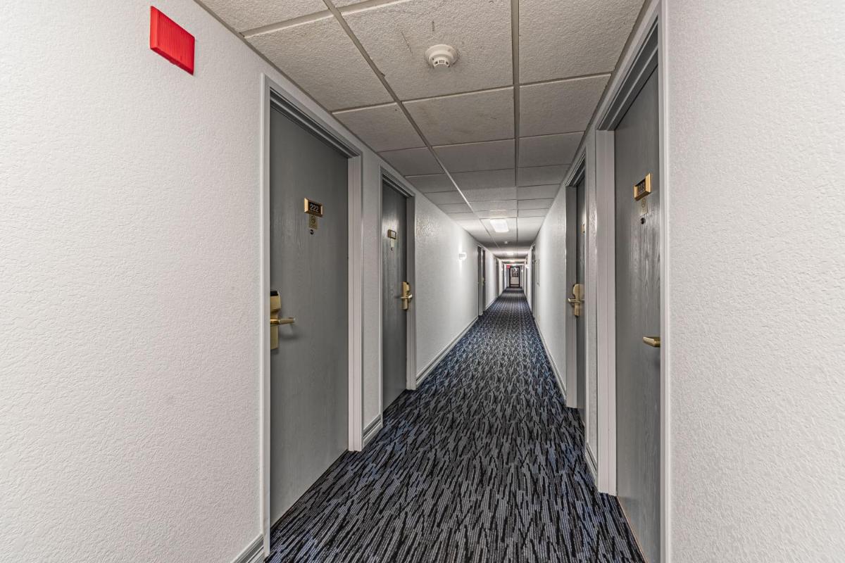 Travelodge by Wyndham Colorado Springs Airport/Peterson AFB - image 2