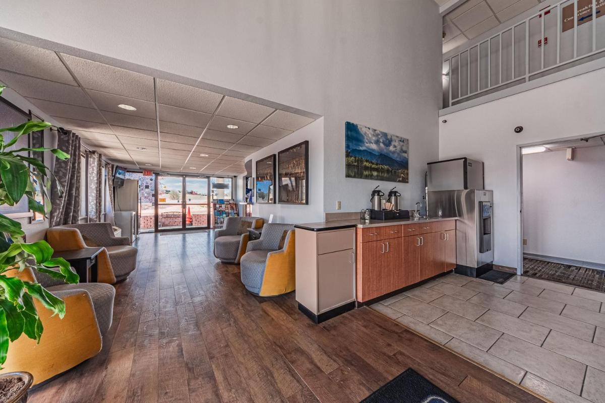 Travelodge by Wyndham Colorado Springs Airport/Peterson AFB - image 3