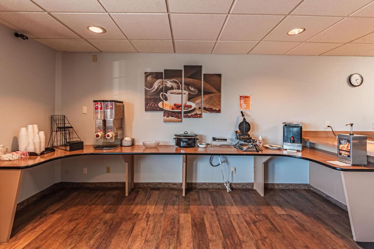 Travelodge by Wyndham Colorado Springs Airport/Peterson AFB - image 6