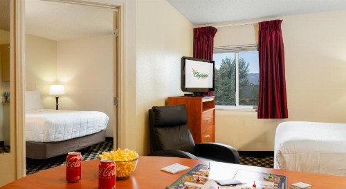 MCM Elegante Suites - image 20