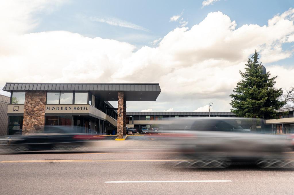 Traveler's Uptown Motel - main image